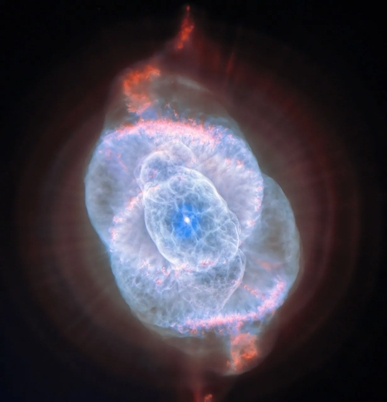 Туманність Котяче Око: Hubble і Euclid разом зазирнули у смерть зірки
